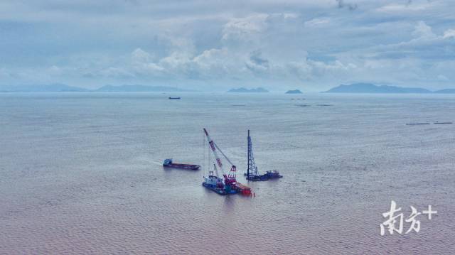 圖為黃茅海海域，保利長大黃茅海跨海通道T2先行標(biāo)正在施工。南方日報記者 石磊 攝