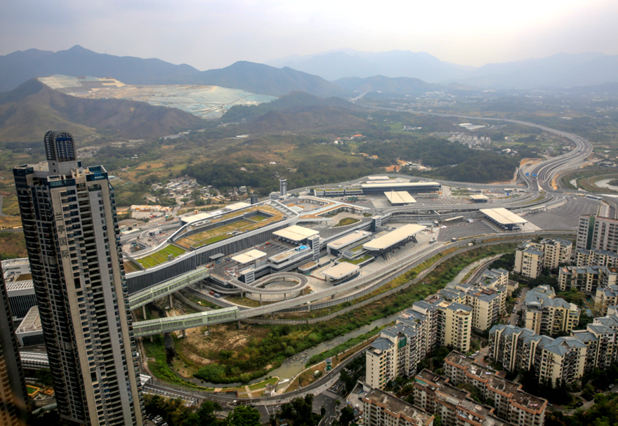 口岸主體建筑橫跨深圳河兩岸，主要包括旅檢大樓、貨檢區(qū)、市政配套工程和跨境橋四部分?？诎秾嵭小皟傻貎蓹z”和車輛“一站式”查驗通關(guān)模式。其中，“一站式”通關(guān)模式的與傳統(tǒng)過關(guān)需要經(jīng)過層層“關(guān)卡”不同，通過共享前端交通指引、電子欄桿、監(jiān)控、遠距離讀卡等采集設(shè)備，車輛通關(guān)只需一次停車，便可實現(xiàn)口岸查驗單位共同檢查、一次放行，通關(guān)時間可縮短至10至15秒。圖為蓮塘/香園圍口岸。