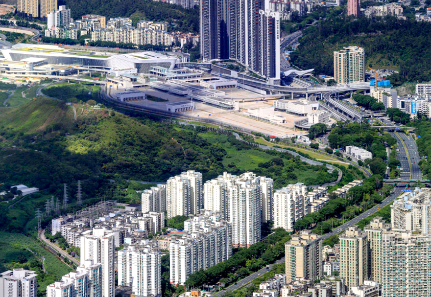 口岸設(shè)計通關(guān)能力為旅客30000人次/日，車輛17850輛次/日。旅客出入境各設(shè)置查驗通道29條，其中人工通道6條、自助通道21條、工作人員通道2條；車輛出入境查驗通道11條，其中貨車7條、客車4條。在旅檢大廳預(yù)設(shè)臨時人工查驗臺12個，節(jié)假日和客流高峰期間，可隨時增開人工通道，疏導(dǎo)效率可提升83%。圖為蓮塘/香園圍口岸。