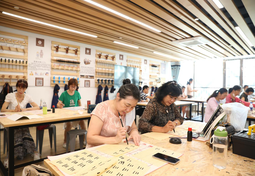 為了共同打造美麗家園，橫琴還主動引進(jìn)澳門街坊會聯(lián)合總會，為在橫琴工作、生活的澳門居民提供具有澳門特色的服務(wù)手法和理念。特別是社區(qū)長者飯?zhí)谜?，可惠及常住橫琴的澳門長者，同時還可享受與橫琴本地戶籍居民同等的優(yōu)惠補(bǔ)貼。圖為澳門居民在橫琴參加社區(qū)活動。