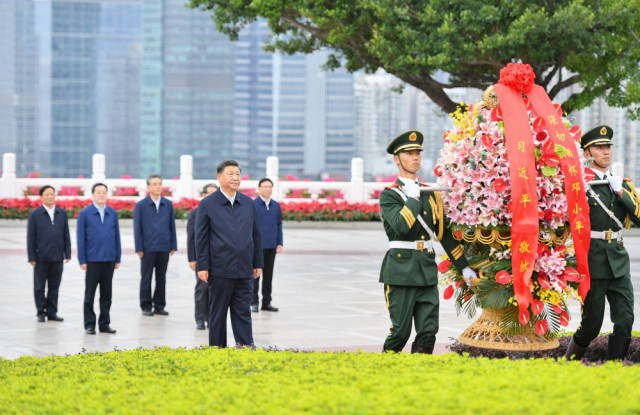 10月14日下午，習(xí)近平來(lái)到蓮花山公園，向鄧小平同志銅像敬獻(xiàn)花籃。新華社記者 李響 攝