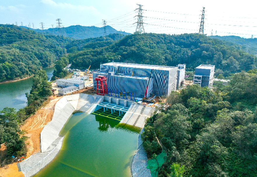 工程橫跨粵港澳大灣區(qū)核心城市群，共穿越4處高鐵、8處地鐵、12處高速公路、16處江河湖海，采用地下深埋盾構的方式建設，減少占用近2萬畝的土地。圖為工程羅田泵站航拍圖。