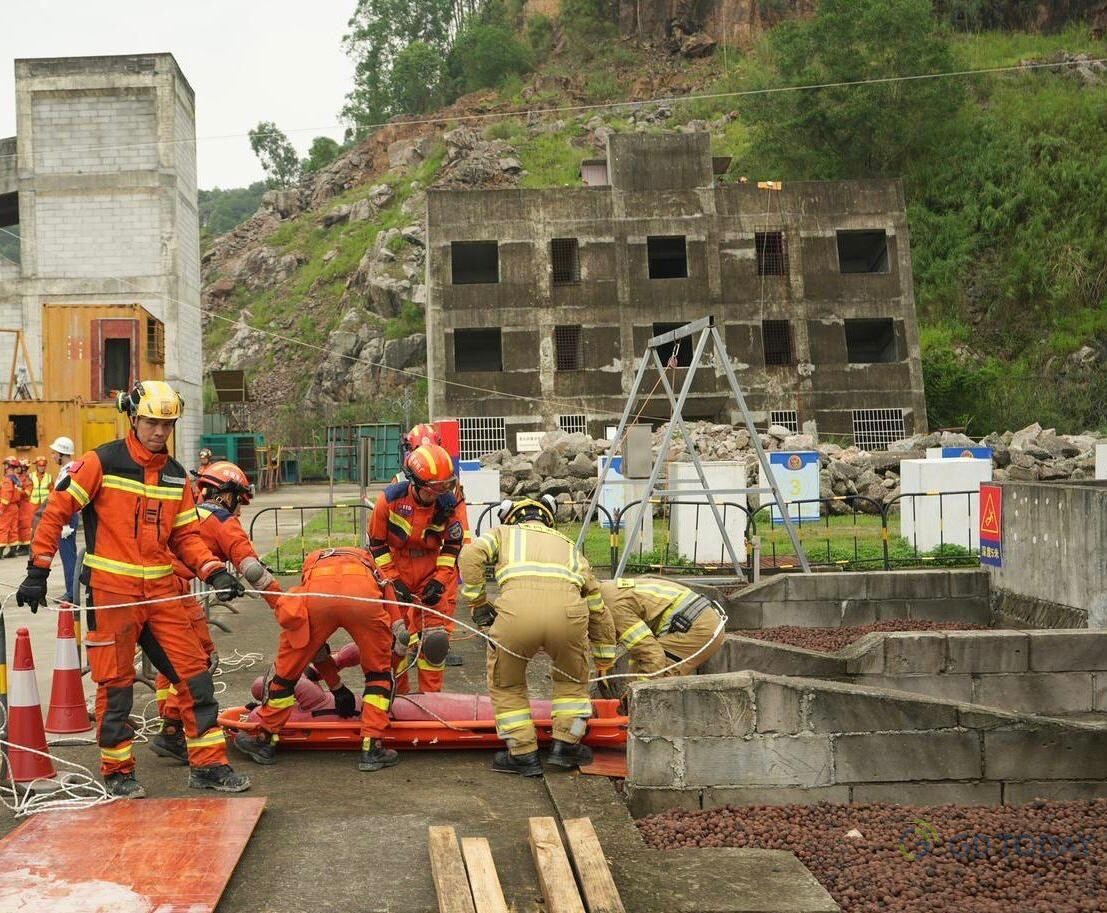 三地人員合力拯救被埋于泥石流的人士，并將被困者轉(zhuǎn)運至地面。