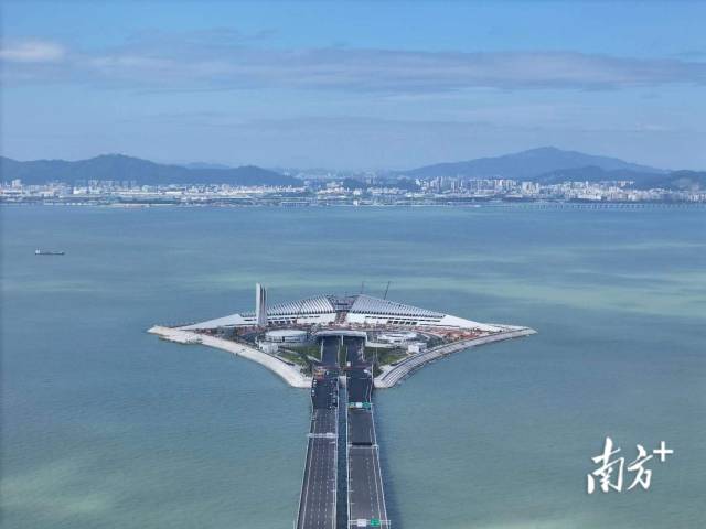 深中通道西人工島向東，是世界最長(zhǎng)的雙向八車道海底沉管隧道。